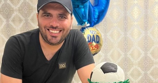 نجم "بلس 90".. عماد متعب يحتفل بعيد ميلاده الـ40 بتورتة تحمل شعار الأهلى "صور"