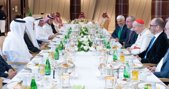 في زيارةٍ أعلَنَ عنها الفاتيكان بدعوةٍ من رابطة العالم الإسلامي.. د.العيسى يلتقي رئيس أساقفة فيينا في الرياض