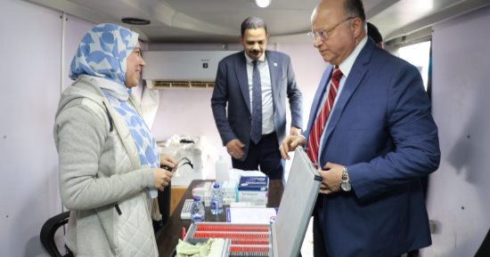 محافظ القاهرة يتفقد قافلة طبية بحى عين شمس.. صور 