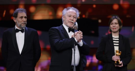 جوائز مهرجان برلين السينمائي في دورته الـ73.. On the adamant يحصد الدب الذهبي وفيليب جاريل أفضل مخرج والطفلة صوفيا اوتيرو أفضل ممثلة.. The echo أفضل فيلم وثائقي و The klezmer project أفضل عمل أول