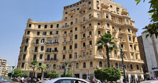 "دى مش أوروبا إحنا فى وسط البلد" القاهرة الخديوية شكل تانى بعد تطويرها.. توحيد واجهات المحال يعيد العاصمة للزمن الجميل.. وترميم 500 عقار ذات طراز معمارى فريد يحولها لمتحف مفتوح.. صور