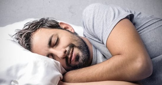 5 مشروبات تساعدك على الدخول في النوم بسرعة.. منها الموز باللبن