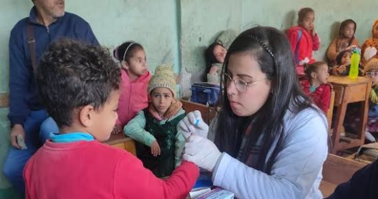 "صحة المنيا" تنظم قافلة طبية لأهالى قرية دروة بمركز ملوى ضمن حياة كريمة