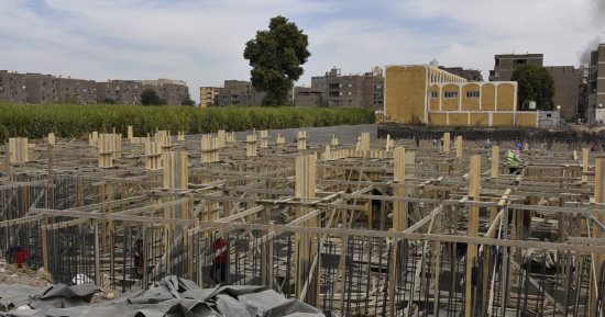 مشروعات قومية تحيى "أرمنت" غرب الأقصر.. المحافظ: شملت إنهاء كوبرى أبو دغار بحمولة 70 طنًا.. إنشاءات محطة صرف الرياينة بتكلفة 220 مليون جنيه.. محطة رفع صرف صحى بالمحاميد.. والعمل مستمر بمشروع أبراج أرمنت.. صور