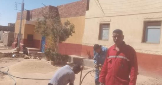 حياة كريمة.. تنفيذ مشروع الغاز الطبيعى بقرية السبوع فى أسوان