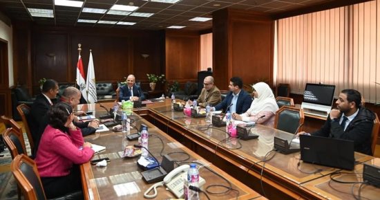 ‫‎وزير الرى يناقش أبحاثا يتم تنفيذها فى استخدام المواد صديقة البيئة 