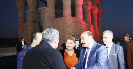 محافظ أسوان يفتتح فعاليات القمة العربية للتطوير المهنى بمعابد فيله.. صور