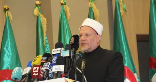 التليفزيون هذا المساء.. المفتى: الإسلام أمر بإفشاء السلام ونشره بين الناس ولم يمنعه على غير المسلم