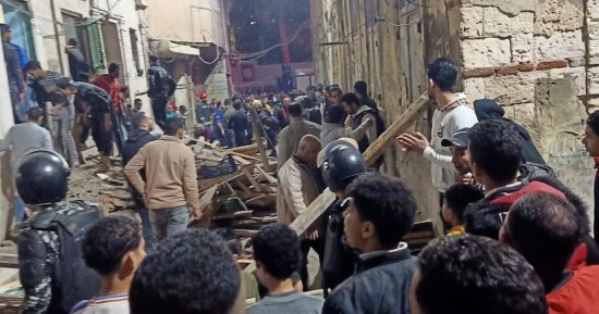 مصرع 3 أشخاص وإصابة طفل إثر انهيار عقار بمنطقة الجمرك في الإسكندرية.. بالأسماء 