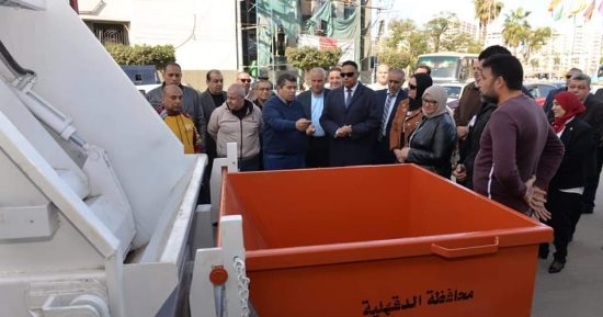 محافظ الدقهلية يتسلم الدفعة الأولى من معدات دعم منظومة النظافة