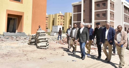 محافظ الأقصر يتابع مشروعات الإسكان وتطوير المواقف ضمن حياة كريمة بإسنا.. صور