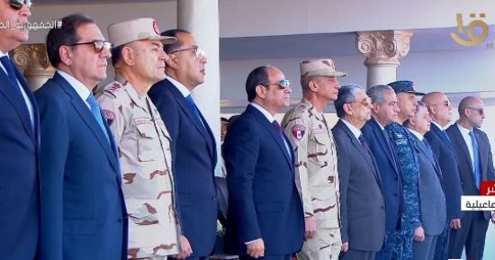 الرئيس السيسي والمشاركون فى تفقد اصطفاف معدات تنمية سيناء يقفون دقيقة حدادا