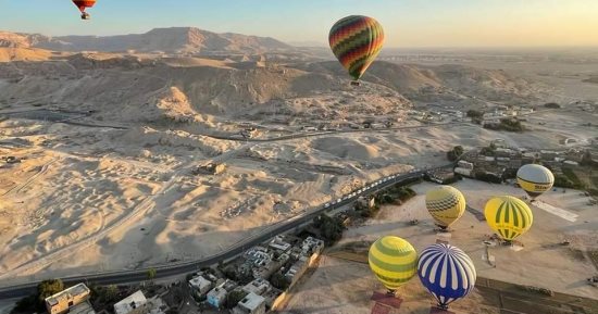 تحليق 65 رحلة بالون على متنها 1750 سائحا من حول العالم فى سماء الأقصر.. صور