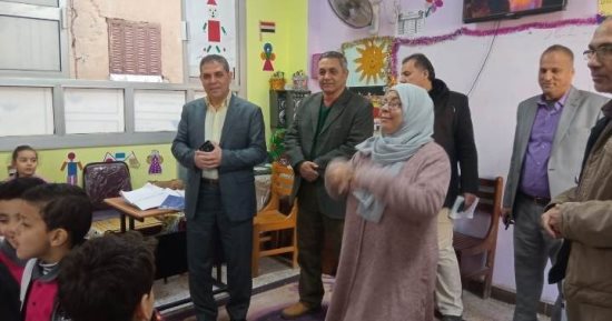 مدير تعليم القليوبية تتفقد مدارس الخانكة وتشدد على منع تواجد الباعة الجائلين أمام المدارس
