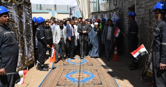 محافظ قنا يطلق أول شعلة غاز طبيعى فى قرية الصبريات 