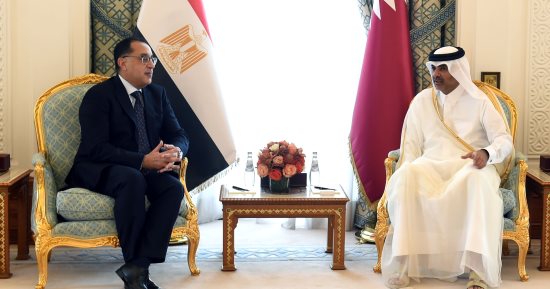 أمير قطر يستقبل رئيس الوزراء لتعزيز العلاقات الاقتصادية والتعاون الضريبي