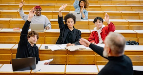 إتيكيت تعامل أستاذ الجامعة مع الطلاب.. الود بحدود ويتجنب التدخين 