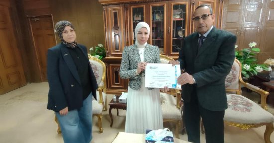 محافظ شمال سيناء يكرم عددا من الأطباء البيطريين 