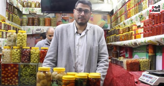 بيخلل مانجو وتفاح وبيحشى الزيتون.. حكاية أقدم محل مخللات فى البساتين.. فيديو