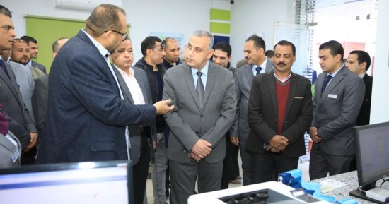 محافظ سوهاج يتفقد مركز خدمة عملاء شركة مياه الشرب والصرف الصحى بأخميم.. صور