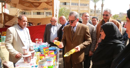 محافظ كفر الشيخ يتفقد معرض أهلا رمضان فى قلين ويوجه بمتابعة الأسواق.. صور