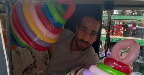 فكرة بسيطة لنشر البهجة.. "أحمد" يصنع فانوسا من البالونات في 5 دقائق