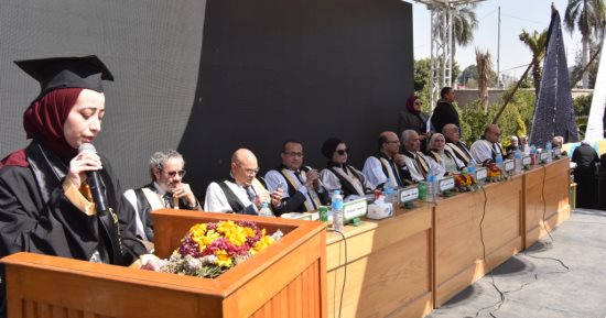 رئيس جامعة أسيوط يشهد الاحتفال بعيد الخريجين الـ56 لأبناء الطب ويكرم الأوائل