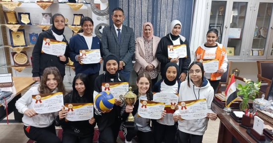 مدير تعليم الجيزة يكرم بطلات الجمهورية فى الكرة الطائرة.. صور