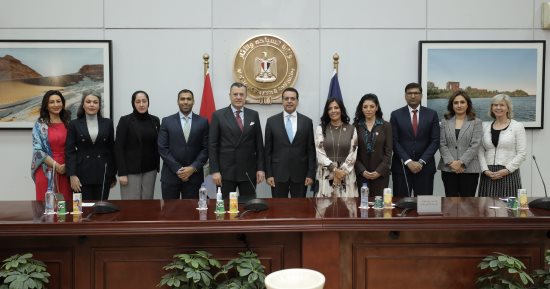 وزير السياحة والآثار يستقبل وفدا من غرفة التجارة الأمريكية بالبحرين
