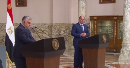 الرئيس السيسى يشيد بدعم المجر لمصر داخل الاتحاد الأوروبى.. ويؤكد فى مؤتمر صحفى مشترك مع "أوربان": توافقنا على ضرورة مواصلة تكوين الروابط بين الشركات المصرية ونظيراتها المجرية.. وتبادل الخبرات بالزراعة والرى