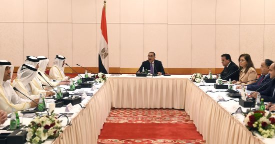 رئيس الوزراء لأعضاء غرفة قطر ورابطة رجال الأعمال: الفترة المقبلة ستشهد تقاربا بين المستثمرين فى البلدين لإقامة تحالفات تجارية.. رابطة رجال الأعمال: لدينا الرغبة فى ضخ مزيد من الاستثمارات للمساهمة فى بناء مصر 