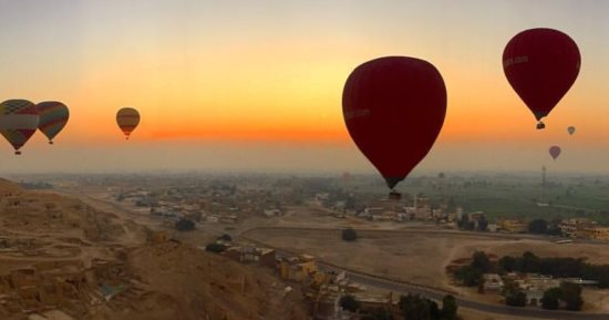 سماء الأقصر تشهد تحليق 58 رحلة بالون طائر على متنها 1400 سائح غرب الأقصر.. صور