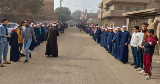 طلاب معهد أزهرى فى بنى سويف يودعون معلما توفى بسكتة قلبية بممر شرفى.. صور