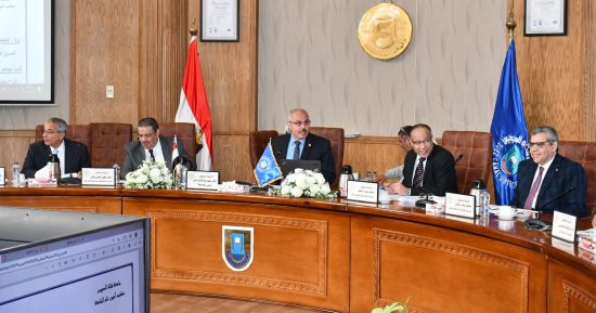 مجلس جامعة قناة السويس يُوجه بتكثيف القوافل الطبية