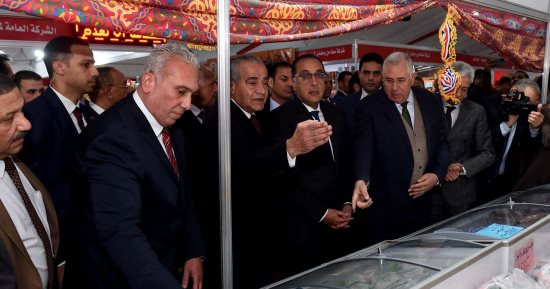 وزارة التموين تصرف الدفعة السابعة من الدعم الاستثنائى على البطاقات بقيمة 833 مليون جنيه.. وتعلن افتتاح 403 معارض "أهلا رمضان" استعدادا للشهر الكريم بالمحافظات.. وإقبال كبير على شراء السكر بـ14.5 جنيه للكيلو