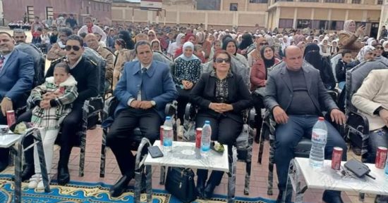 إقبال على المسرح المتنقل بمدرستى الزعفران والكفر الشرقى فى كفر الشيخ.. صور