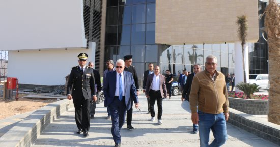محافظ جنوب سيناء يتفقد "سارى العلم" و"لاند سكيب" محيط مجلس مدينة شرم الشيخ