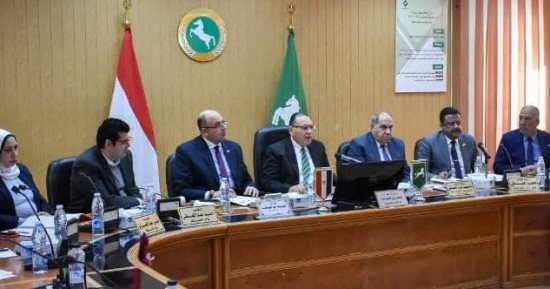 محافظ الشرقية يكرم وكيل الأوقاف وعددا من المتميزين بالجهاز التنفيذى