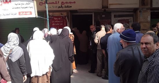 إقبال المواطنين على الشراء من منافذ "أهلا رمضان" بشمال سيناء