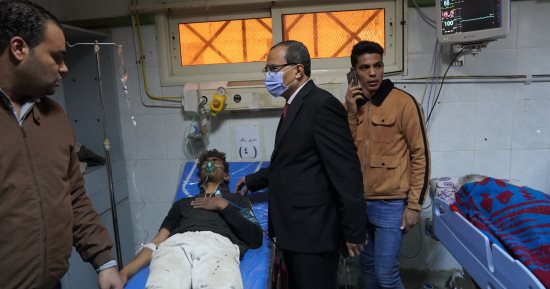 رئيس جامعة سوهاج يطمئن على 7 طلاب أصيبوا فى حادث بالصحراوى