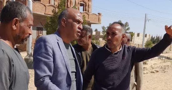 مدير الشباب والرياضة بأسوان يعاين ملاعب فى قرى حياة كريمة