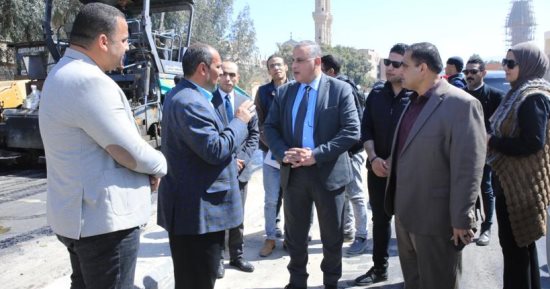محافظ سوهاج يتفقد أعمال الرصف بطريق المزالوة.. صور