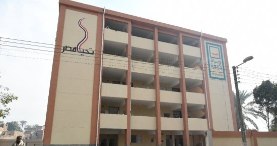 "الأهالى يأمرون وحياة كريمة تنفذ".. توصيل الغاز الطبيعى لـ3 قرى فى مركز قوص بقنا ضمن المبادرة.. ومحطة رفع مياه بتكلفة 30 مليون جنيه فى حجازة.. وإنشاء عشرات المجمعات الحكومية فى القرى.. وسكن كريم يوفر 80 شقة