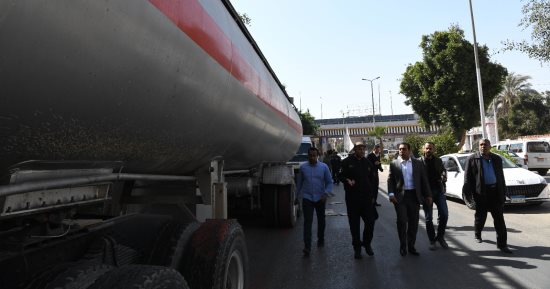 نائب محافظ قنا يتابع حادث تصادم سيارة نقل ثقيل تابعة لشركة الغاز الطبيعى