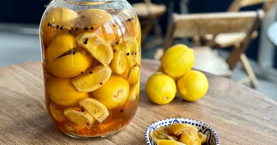 الليمون المعصفر والقرنبيط.. مخللات ممكن تعمليها بيتي تجهيزا لمائدة رمضان