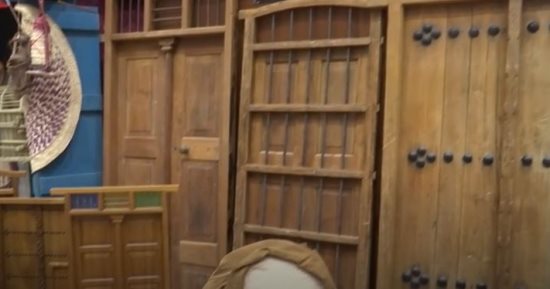 حرفيون يعيدون إحياء مهن الأجداد فى "المراكب" والأبواب الخشبية بالكويت