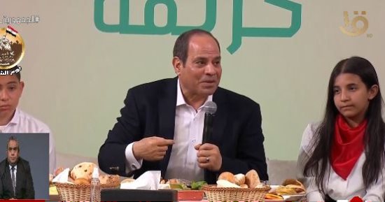 الرئيس السيسي: الحكومة مش فى الناحية التانية من الشعب.. ومسئوليها من أهالينا