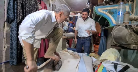 "عم على" 70 سنة شغال مكوجى رجل لحد ما ضهره انحنى.. فيديو