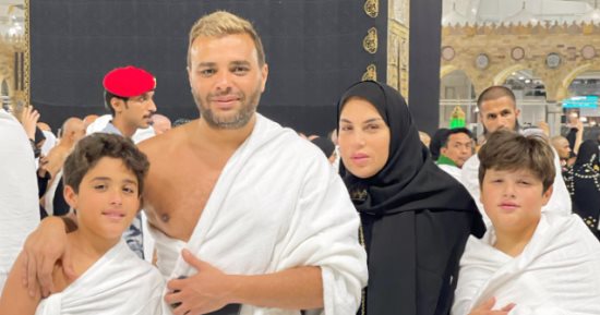 رامي صبري ينشر صورة رفقه عائلته أثناء أداء مناسك العمرة
