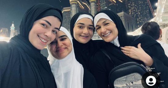 أحمد زاهر وبناته يؤدون مناسك العمرة.. صور